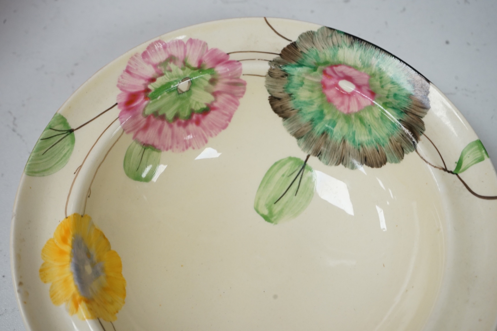 A Clarice Cliff bizarre dessert bowl, 16cm in diameter